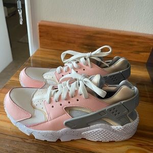 Nike Huarache size 8.5 pink, grey, white EUC
